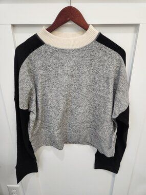 NWT Super-soft Theo & Spence cropped color-blocked crewneck sweater.